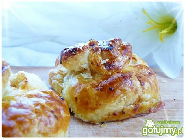 Sakiewki z camembertem i żurawiną Sakiewki z camembertem i żurawiną