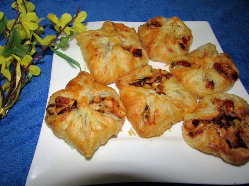 Sakiewki z ciasta francuskiego i dodatkami