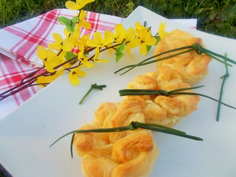 Sakiewki z ciasta francuskiego z farszem serowym Sakiewki z ciasta francuskiego z farszem serowym