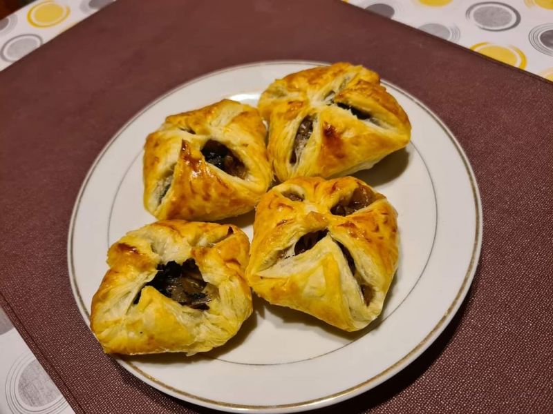 Sakiewki z ciasta francuskiego z pieczarkami