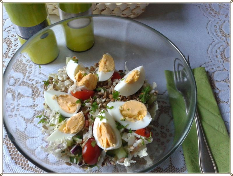 Sał. z pekinki z kiełkami fasoli mung i jajkiem Sał. z pekinki z kiełkami fasoli mung i jajkiem