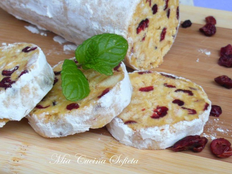 Salami z białej czekolady z żurawiną Salami z białej czekolady z żurawiną