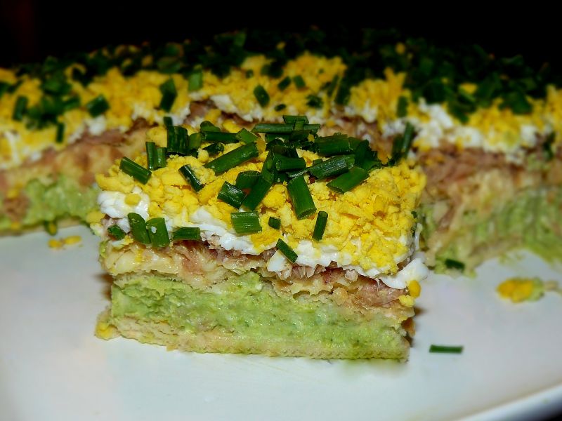 Sałata Brokułowo-Serowa z Tuńczykiem na Krakersach