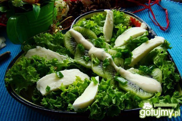 Sałata karbowana z mozarellą i kiwi Sałata karbowana z mozarellą i kiwi