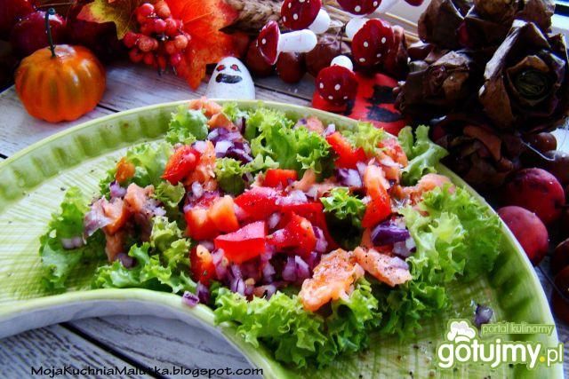 Sałata karbowana z wędzonym łososiem  Sałata karbowana z wędzonym łososiem