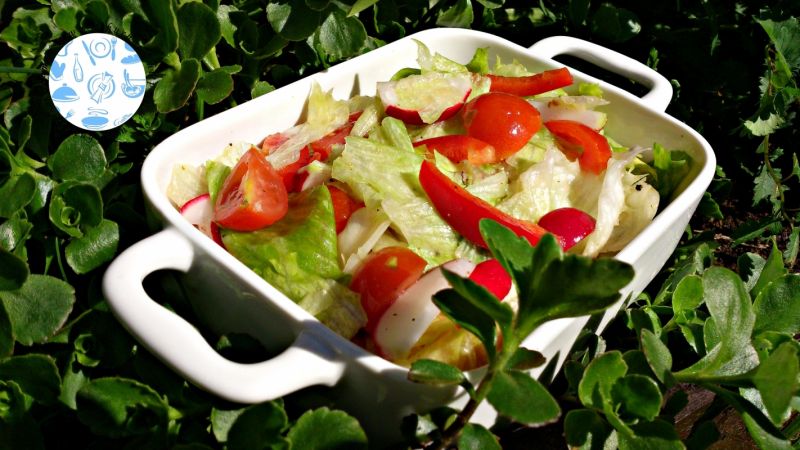 Sałata lodowa w czerwonym towarzystwie Sałata lodowa w czerwonym towarzystwie