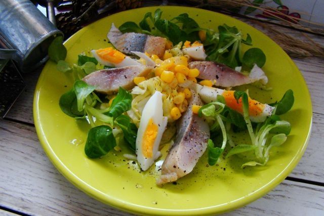 Sałata lodowa w towarzystwie roszponki z śledziem 