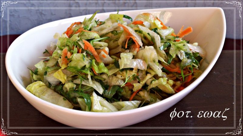 Sałata lodowa w zielono pomarańczowym towarzystwie