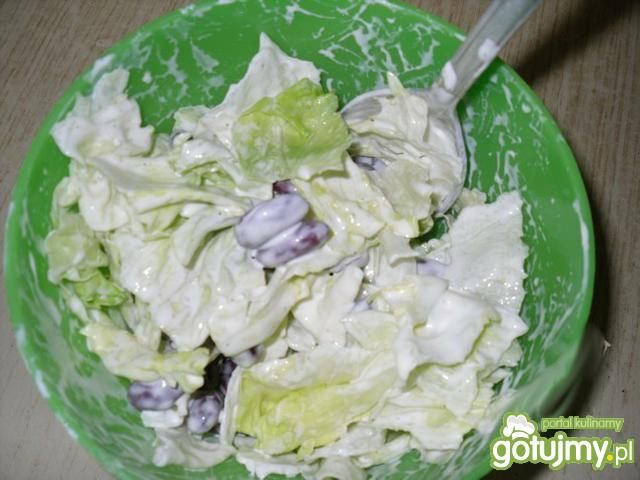 Sałata lodowa z czerwoną fasolką 