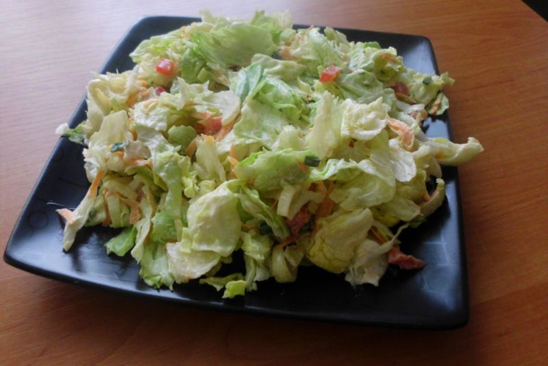 Sałata lodowa z dodatkami