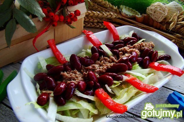 Sałata lodowa z fasolką i tuńczykiem 