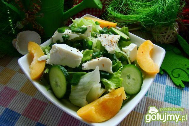 Sałata  lodowa z feta i morelami  Sałata  lodowa z feta i morelami