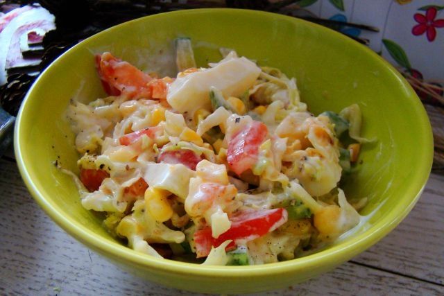 Sałata lodowa z jajkiem i tartym ogórkiem  Sałata lodowa z jajkiem i tartym ogórkiem