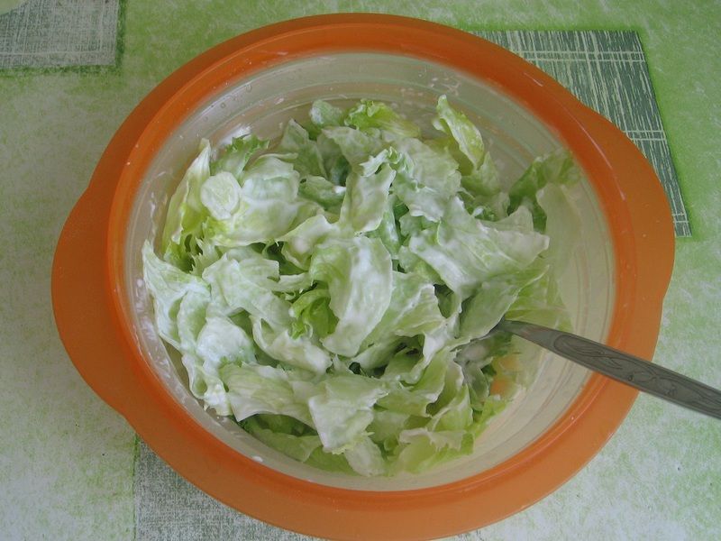 Sałata lodowa z jogurtem greckim