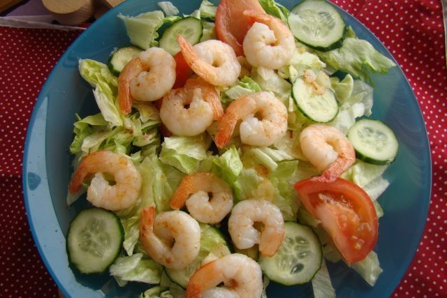 Sałata lodowa z krewetkami z nutą czosnku  Sałata lodowa z krewetkami z nutą czosnku