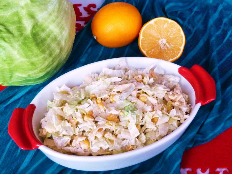 Sałata lodowa z kukurydzą i jabłkami Sałata lodowa z kukurydzą i jabłkami