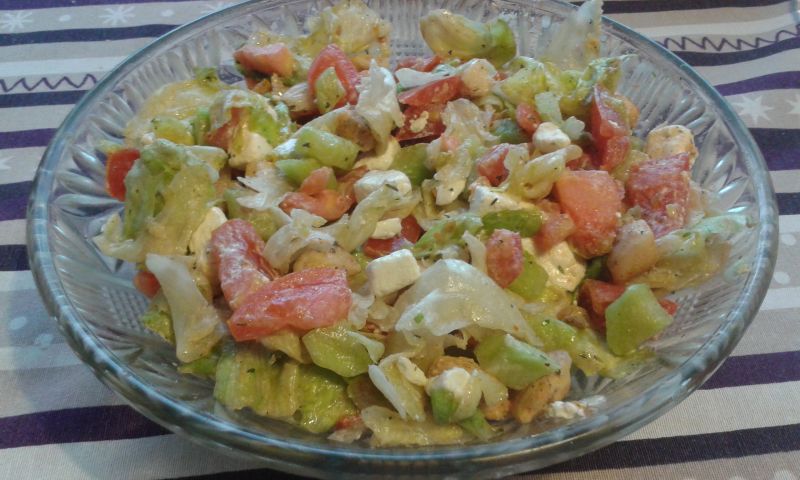 Sałata lodowa z kurczakiem, pomidorem i fetą