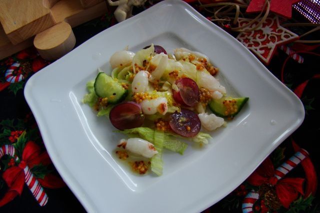 Sałata lodowa z liczi i winogronem