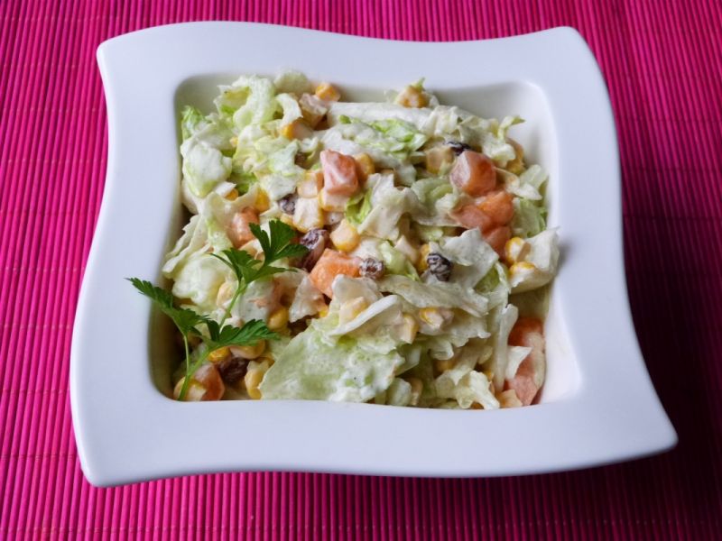 Sałata lodowa z owocem kaki