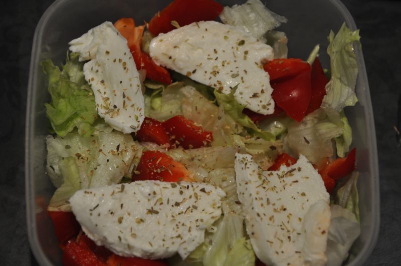 Sałata lodowa z papryką i mozarellą