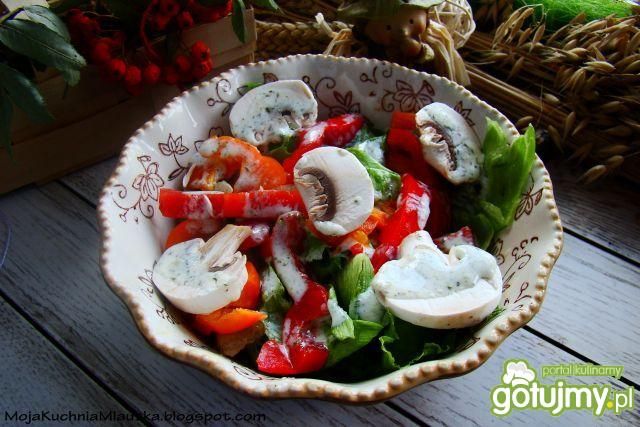 Sałata lodowa z pieczarkami i sosem 