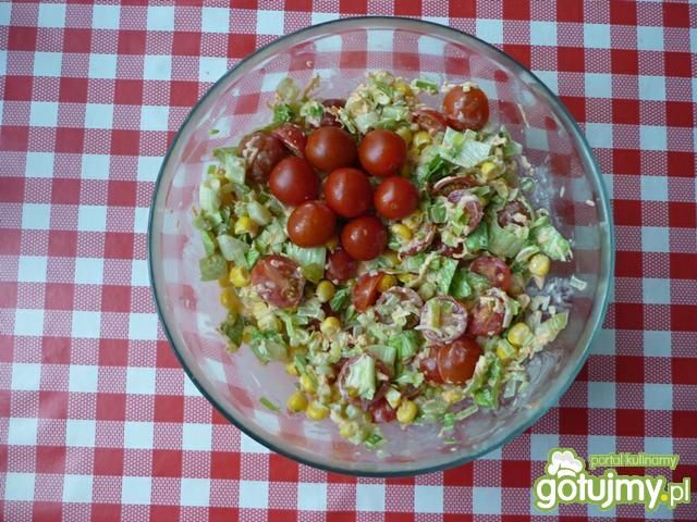 Sałata lodowa z pomidorami.