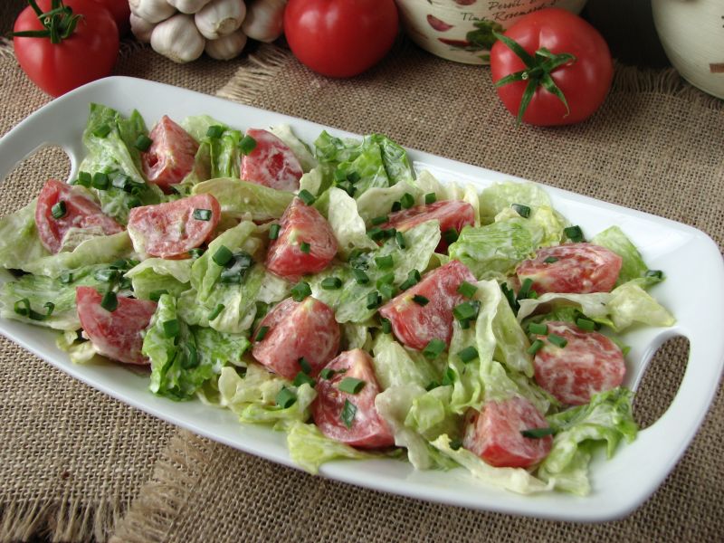 Sałata lodowa z pomidorami i sosem czosnkowym