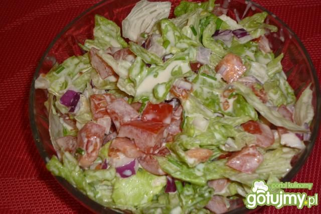 Sałata lodowa z pomidorem Sałata lodowa z pomidorem