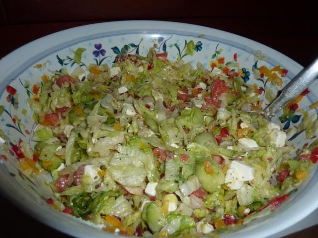 Sałata lodowa z serem feta Sałata lodowa z serem feta