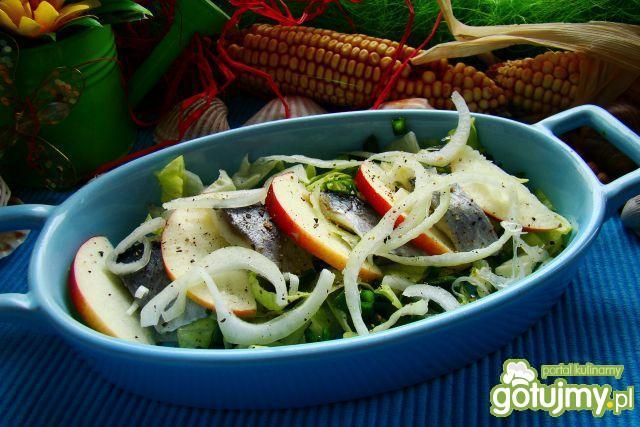 Sałata lodowa z śledzikiem  Sałata lodowa z śledzikiem