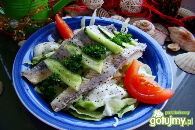 Sałata lodowa z śledzikiem marynowanym