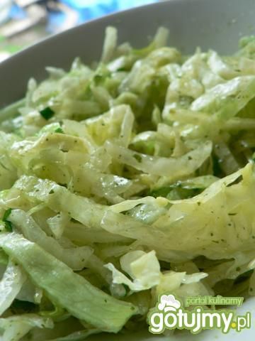 Sałata lodowa z sosem czosnkowym