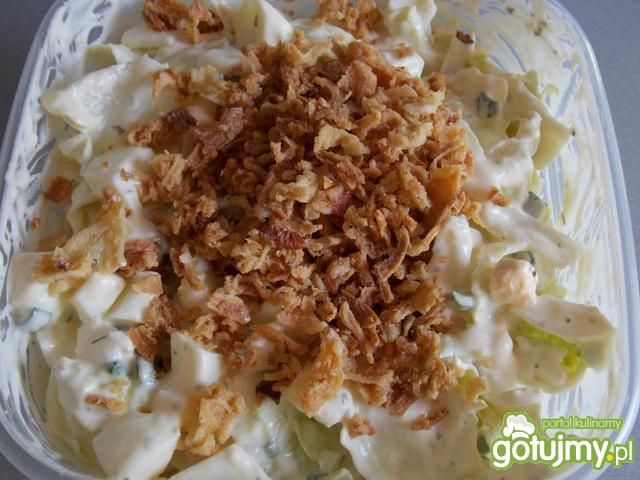 Sałata lodowa z sosem czosnkowym 