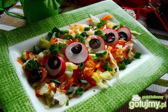 Sałata lodowa z sosem słodkim chilli.