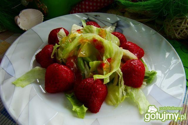Sałata lodowa z truskawkami 