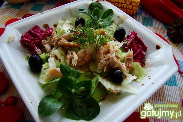 Sałata lodowa z wędzonym halibutem 
