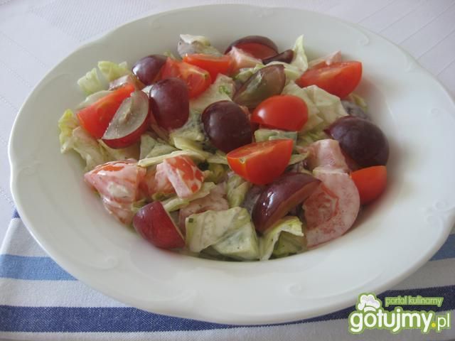 Sałata lodowa z winogronami i pomidorami