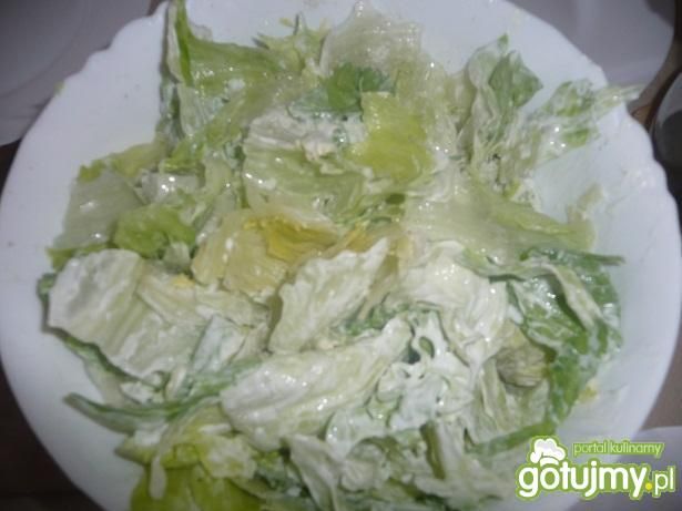 sałata lodowa ze śmietaną