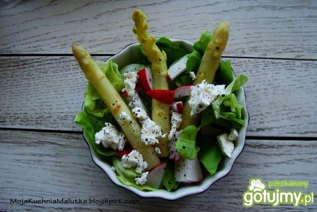 Sałata masłowa  w towarzystwie szparagi  Sałata masłowa  w towarzystwie szparagi