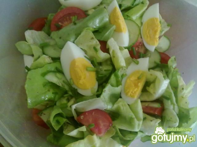 Sałata masłowa z jajkiem Sałata masłowa z jajkiem