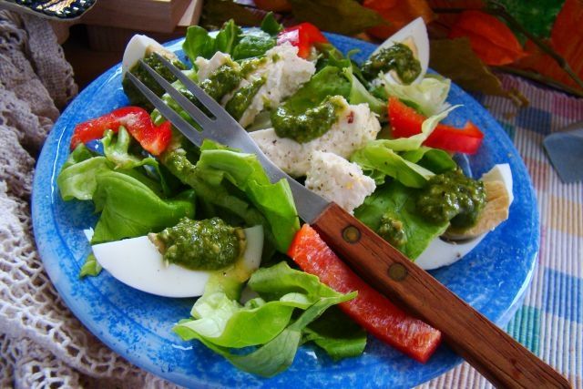 Sałata masłowa z pesto bazyliowym  Sałata masłowa z pesto bazyliowym