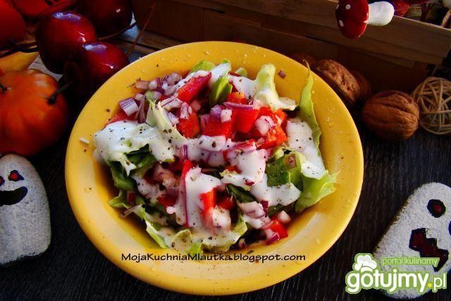 Sałata obiadowa z śmietaną i pomidorem 