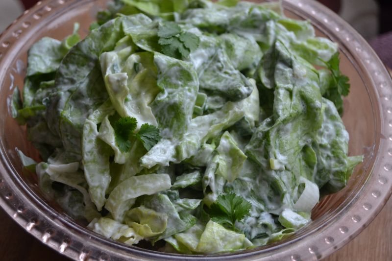 Sałata obiadowa ze śmietaną oraz szczypiorkiem