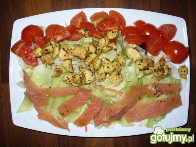 Sałata rozmaitości z kurczakiem i łososi