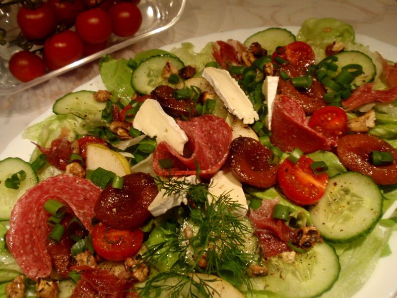 Sałata różności z salami