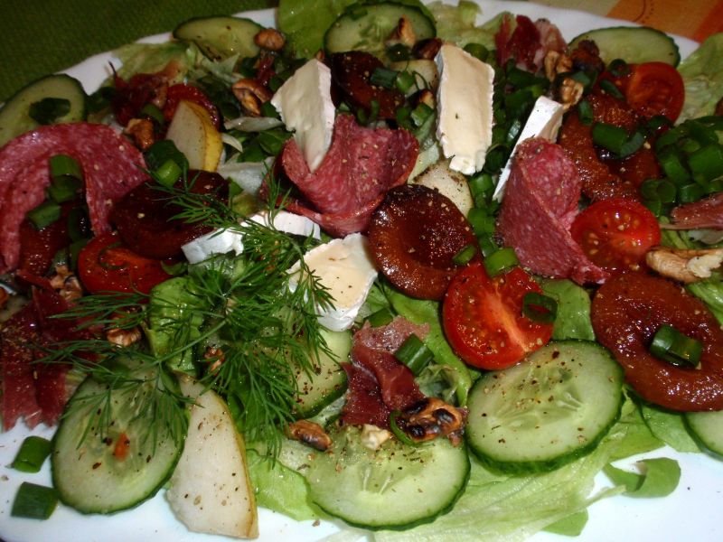 Sałata różności z salami