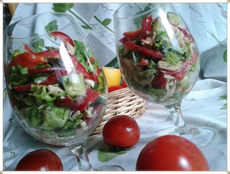 Sałata strzępiasta z pieczonym kurczakiem 