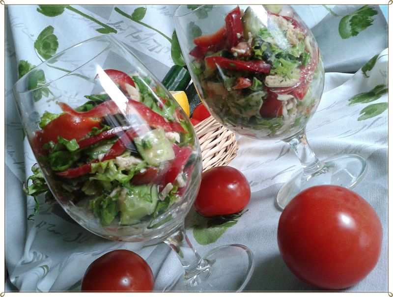 Sałata strzępiasta z pieczonym kurczakiem 