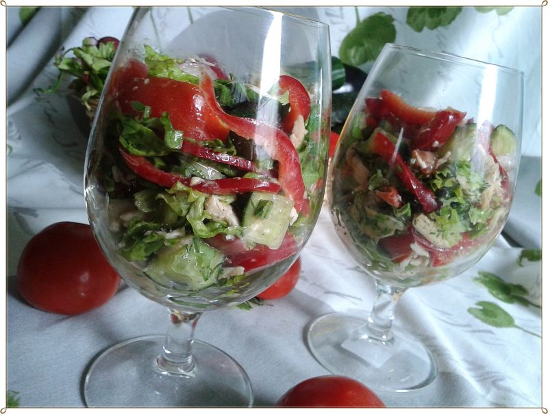 Sałata strzępiasta z pieczonym kurczakiem 