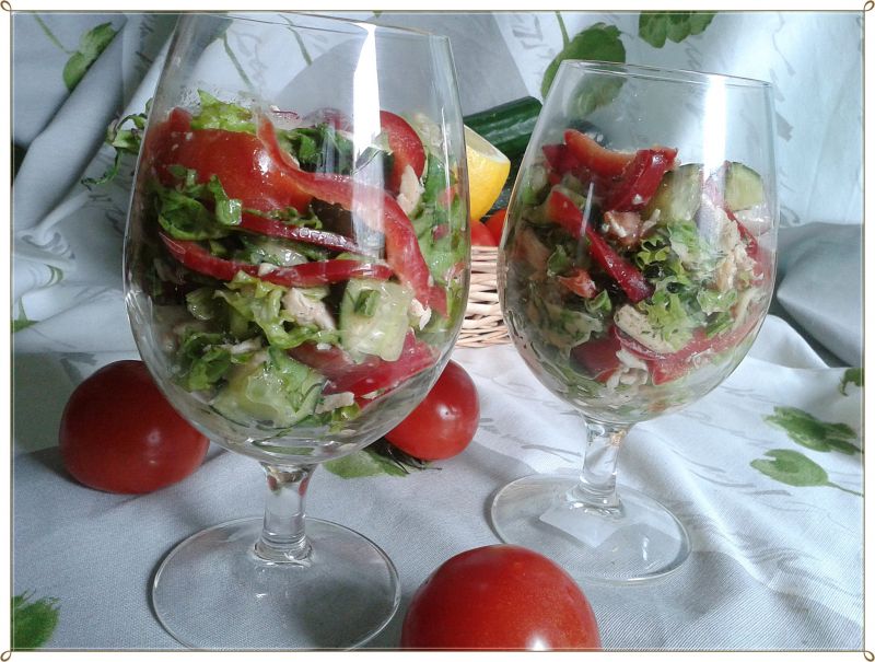 Sałata strzępiasta z pieczonym kurczakiem 